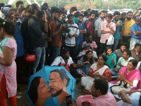 காதலர் தின சர்ச்சை... கேரளாவில் சிவசேனாவுக்கு எதிராக 'முத்தம் தரும் போராட்டம்'