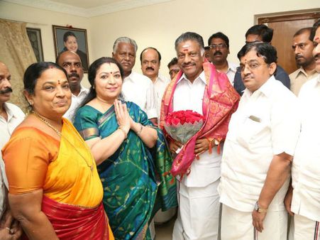 ஓபிஎஸ் அணியில் நடிகை லதா- நேரில் சந்தித்து ஆதரவு!!