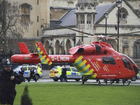 இங்கிலாந்து நாடாளுமன்றம் அருகே துப்பாக்கி சூடு.. பெண் சாவு, பலர் படுகாயம்.. தீவிரவாதி சுட்டுக்கொலை!