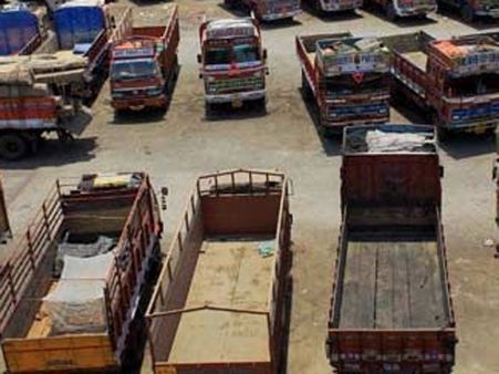 தொடங்கியது காலவரையற்ற லாரி வேலை நிறுத்தம்.. 18 லட்சம் சரக்கு லாரிகள் முடக்கம்