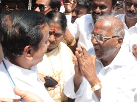 மதுசூதனனை எதிர்க்க தயங்கும் தினகரன், திமுக ஆட்கள்!