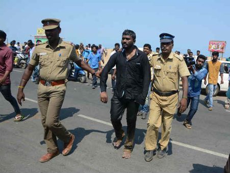 மெரீனா பீச்சுக்கு எந்தப்பக்கம் கேட் போடுவது?.... கடலில் இறங்கும் இளைஞர்களால் போலீஸ் பீதி