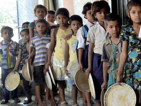 மாணவர்களின் மதிய உணவிற்கும் ஆதார் கார்டுக்கும் என்ன சம்பந்தம்… கேரள முதல்வர் பினராய் விஜயன் கேள்வி