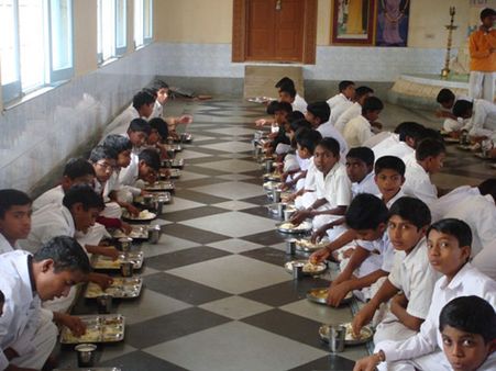 இலவச மதிய உணவு வேண்டுமென்றால் இதை செய்ய வேண்டும்.. மத்திய அரசு உத்தரவால் மாணவர்கள் அதிர்ச்சி