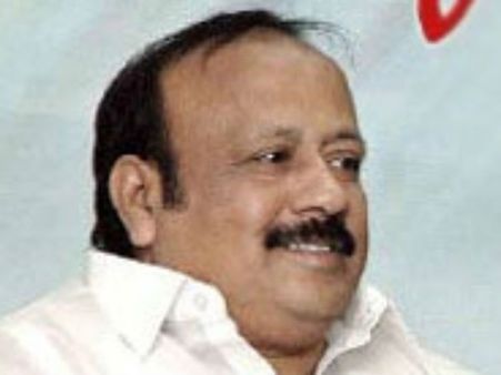 முதல் குற்றவாளி யார்னு போட்டிப்போடவே அமைச்சருக்கு நேரம் சரியாயிருக்கு.. மாஜி அமைச்சர் பாய்ச்சல்