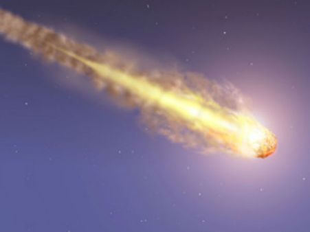 வீட்டின் மீது பயங்கர சத்தத்துடன் விழுந்த மர்ம ஒளி.. தீக்காயம் அடைந்த பெண் சிகிச்சைப் பலனின்றி பலி