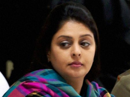 இந்திரா காந்தி விருது பெற நடிகை மீனாவுக்கு என்ன தகுதி இருக்கு.. கொந்தளிப்பில் நடிகை நக்மா!