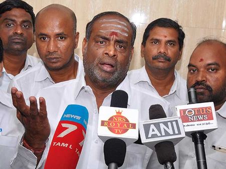 டிடிவி தினகரன் ஆர்.கே. நகரில் இரட்டை இலை சின்னத்தில்தான் போட்டியிடுவார் - நவநீதகிருஷ்ணன்