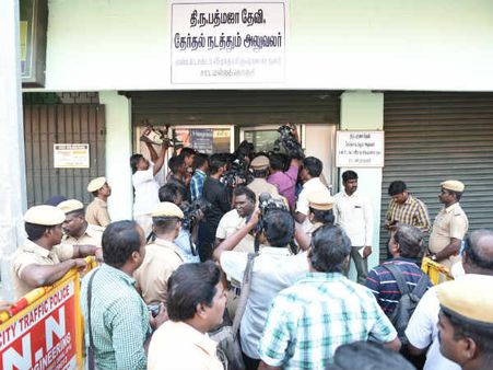 ஆர்.கே.நகர் தொகுதி வேட்புமனு தாக்கல் தொடங்கியது.. முதல் ஆளாக மனு செய்த தேமுதிக!