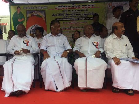 ஜெ.மரணத்தில் நீடிக்கும் மர்மம்: நீதி விசாரணைக்கோரி ஓபிஎஸ் தரப்பு அதிமுகவினர் உண்ணாவிரதம்!!