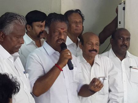 சசிகலா பற்றிய 90 சதவிகித ரகசியத்தை வெளியிடாமல் அரைத்தமாவையே அரைக்கும் ஒபிஎஸ்