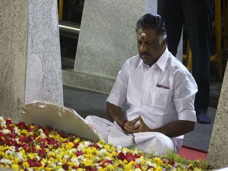 பலத்தை நிரூபிக்குமா? பரபரப்பு குண்டுகளை வீசுமா? ஓபிஎஸ் அணி இன்று 32 இடங்களில் உண்ணாவிரதம்!