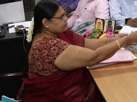 ஆர்.கே. நகர் தொகுதி தேர்தல் அதிகாரி பத்மஜா தேவி மாற்றம் - பிரவீண் நாயர் நியமனம்