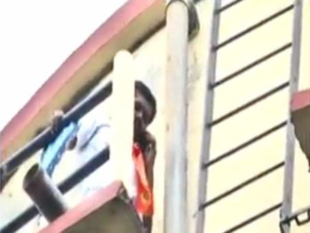 பெப்சிக்கு தாமிரபரணியை தாரை வார்ப்பதா? - நெல்லையில் தண்ணீர் தொட்டி மீது ஏறி போராட்டம்