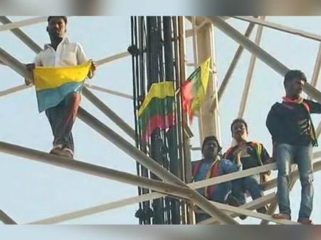 மீனவர் படுகொலை: சிங்கள அரசைக் கண்டித்து ராமேஸ்வரத்தில் செல்போன் டவரில் ஏறி 4 பேர் போராட்டம்