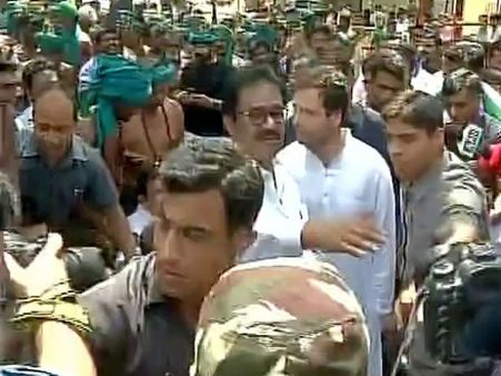 டெல்லியில் போராடும் தமிழக விவசாயிகளை நேரில் சந்தித்தார் ராகுல் காந்தி