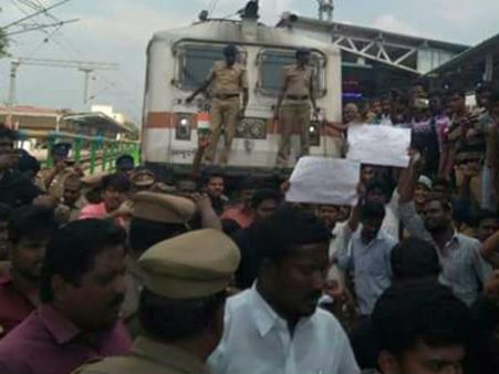 இலங்கை அரசைக் கண்டித்து புதுவையில் ரயில் மறியல்... இலங்கை தூதரை வெளியேற்ற கோரிக்கை