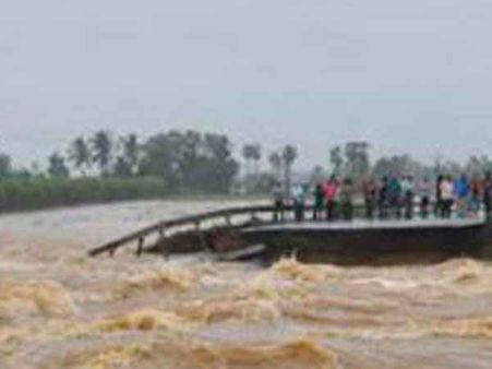 கால்வாய் பாலம் உடைப்பு - அதிகாரிகள் அலட்சியத்தால் பொது மக்கள் அவதி