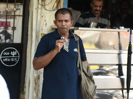 ஆர்கே.நகரில் மேள தாளத்துடன் வேட்பு மனுத்தாக்கல் செய்த வேட்பாளர்