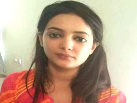 செம்மரக்கடத்தலில் வழக்கில் போக்கு காட்டிவந்த 'ஏர்ஹோஸ்டஸ்' சங்கீதா சாட்டர்ஜீ கைது