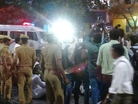 ஆர்.கே.நகரில் வேட்புமனு நிராகரிப்பு.. சாலை மறியலில் ஈடுபட்ட சமகவினர் கைது