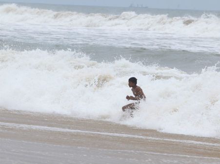 மாமல்லபுரம் கடலில் குளித்த 3 பேர் மூழ்கினர் - ஒருவர் சடலம் மீட்பு
