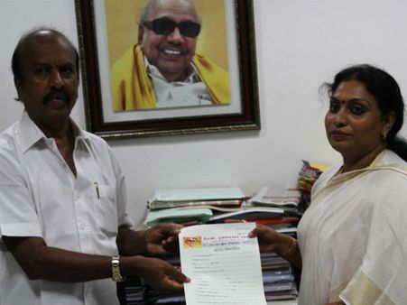 ஆர்.கே. நகரில் போட்டியிட விருப்பமனு வாங்கிய சிம்லா முத்துச்சோழன் - வாய்ப்பு கிடைக்குமா?