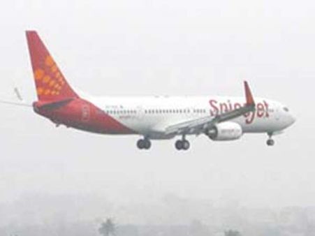 கழிவறையில் இருந்து வெளியான துர்நாற்றம்.. நொந்துபோன விமானி.. அவசரமாக தரையிறக்கப்பட்ட விமானம்