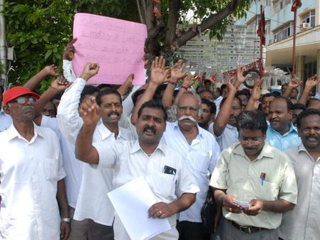 ஊருக்குள் மதுக்கடையா… தாலுகா அலுவலகத்தை முற்றுகையிட்ட பொதுமக்கள்