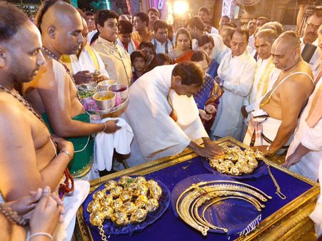 ஏழுமலையானுக்கு நகை காணிக்கை - தெலுங்கானா முதல்வருக்கு ஹைதராபாத் ஹைகோர்ட் நோட்டீஸ்