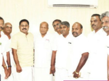 மல்லுக்கட்டும் நெல்லை கலெக்டர்! தினகரனை சந்திக்க தெறித்து ஓடிவந்த வைகுண்டராஜன்!