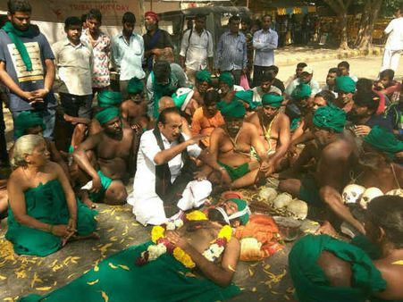 டெல்லியில் 13வது நாளாக தமிழக விவசாயிகள் தொடர் போராட்டம்.. வைகோ நேரில் ஆதரவு