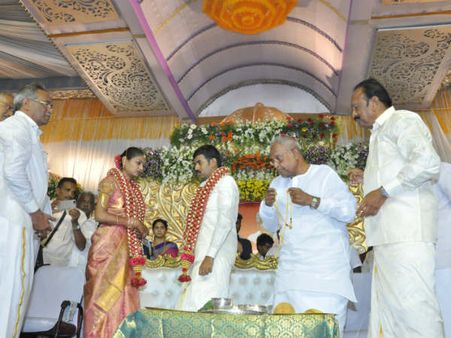 வைகோ இல்லத்திருமணம்... கலிங்கபட்டியில் திரண்ட விவிஐபிக்கள்!