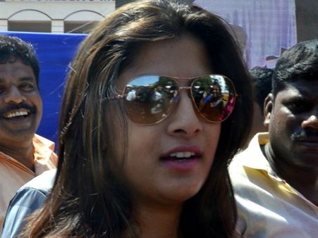 பெண்கள் பாதுகாப்பு அமைப்பை தொடங்கினார் நடிகை வரலட்சுமி.. அரசியலுக்கு வரலாம் என்றும் அறிவிப்பு!!