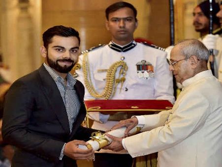 விராட் கோஹ்லி, சாக்ஷி மாலிக், மாரியப்பனுக்கு பத்மஸ்ரீ விருது.. பிரணாப் வழங்கினார்