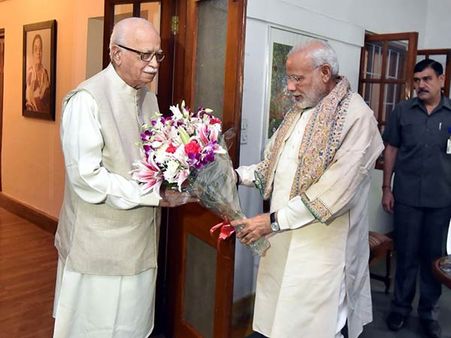 எல்கே அத்வானிக்கு நவீன 'அமாவாசையாக' மாறி ஆப்பு வைத்த மோடி!