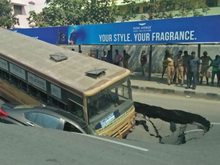 சென்னையில் திடீர் பள்ளத்தில் சிக்கிய கார், பேருந்து- இழப்பீடு வழங்க மெட்ரோ நிர்வாகம் ஒப்புதல்!