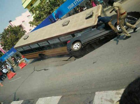 பொதுமக்களை அலறவைக்கும் அண்ணா சாலை 'மெட்ரோ' ரயில் பள்ளங்கள்!