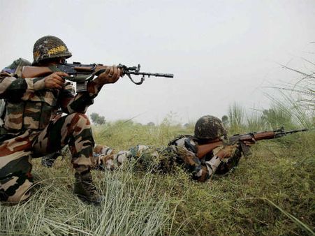 காஷ்மீரில் ராணுவ முகாம் மீது தாக்குதல்- 3 வீரர்கள் வீரமரணம்- 2 தீவிரவாதிகள் சுட்டுக் கொலை!