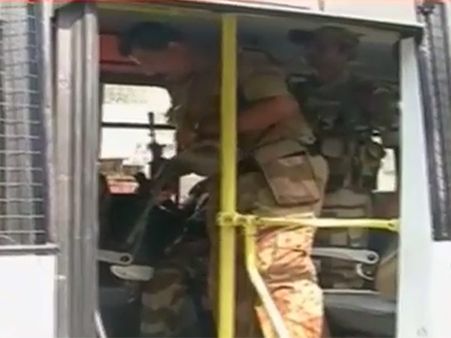 தேர்தல் ஆணையத்தின் பாதுகாப்பு வளையத்தில் ஆர்.கே. நகர் - 10 கம்பெனி துணை ராணுவப்படையினர் ரோந்து