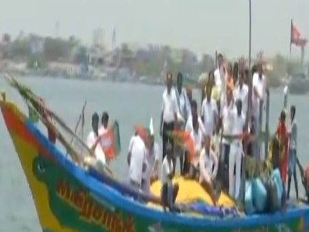 ஆளே இல்லாத கடலில் படகில் சென்று வாக்கு சேகரித்த தமிழிசை, கங்கை அமரன் !