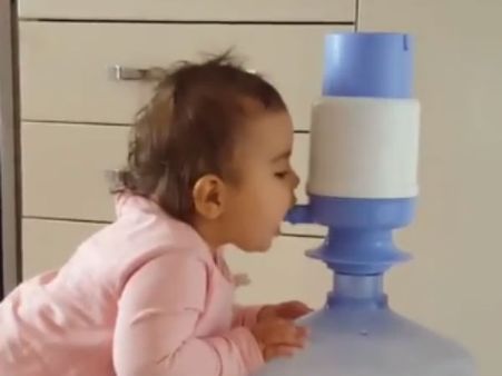 காக்கா தண்ணி குடிச்ச கதை தெரியும்... இது பாப்பா தண்ணி குடிச்ச கதை!