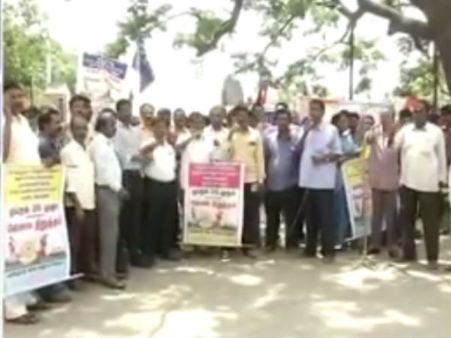 நீடிக்கும் தமிழக அரசு ஊழியர்கள் வேலைநிறுத்தம்... வெறிச்சோடிய அலுவலகங்கள்...பணிகள் பாதிப்பு!