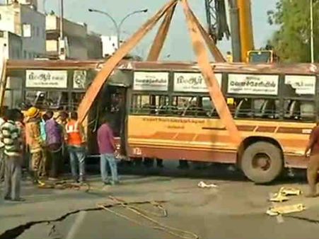 சென்னை அண்ணா சாலை திடீர் பள்ளத்தில் சிக்கிய கார், பேருந்து ராட்சத கிரேன் மூலம் பாதுகாப்பாக மீட்பு!