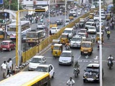 மரண பயத்தை காட்டிய சென்னை அண்ணா சாலை... திடீர் பள்ளம் மூடப்பட்டு மீண்டும் வாகனங்கள் இயக்கம்!