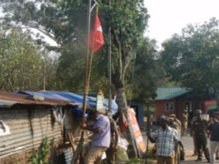 தமிழகத்துக்குள் நுழைந்து கொடிக் கம்பம் நட்ட கேரள கம்யூனிஸ்டுகள்- எல்லையில் பதற்றம்!