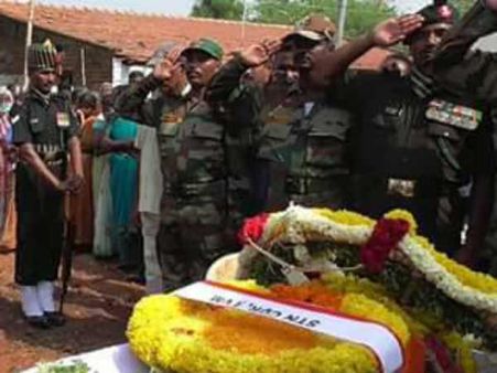 21 குண்டுகள் முழங்க முழு அரசு மரியாதையுடன் தமிழக சிஆர்பிஎப் வீரர்களின் உடல் தகனம்