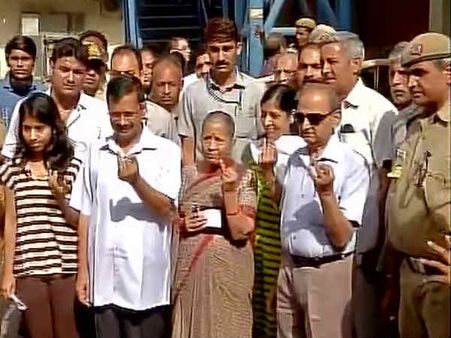 டெல்லி மாநகராட்சிகளை கைப்பற்றப் போவது யார்… விறு விறு வாக்குப்பதிவு