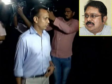 தினகரனிடம் சம்மன் அளித்து விட்டு புறப்பட்டனர் டெல்லி போலீஸார்