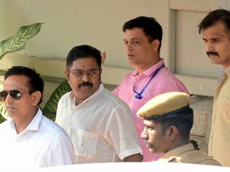 இரட்டை இலைக்கு லஞ்சம் - மன்னார்குடி மாஜி பொதுப்பணித்துறை அதிகாரியிடம் போலீஸ் கிடுக்குப்பிடி விசாரணை